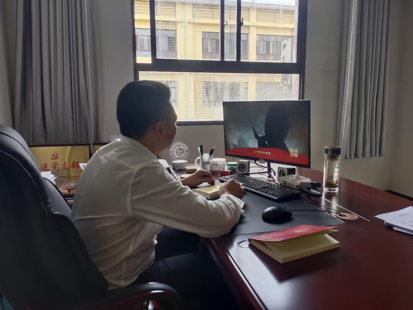 榜样如炬,追光前行—kaiyun官网全体教师党员收看《榜样的力量(第二季)》专题节目(图5) 榜样如炬,追光前行—kaiyun官网全体教师党员收看《榜样的力量(第二季)》专题节目(图5)