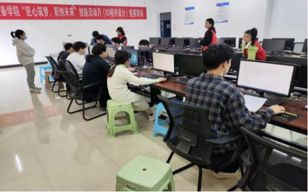 匠心筑梦 职创未来| kaiyun官网装备制造与信息技术学院“技能活动月”系列活动圆满结束(图2) 匠心筑梦 职创未来| kaiyun官网装备制造与信息技术学院“技能活动月”系列活动圆满结束(图2)