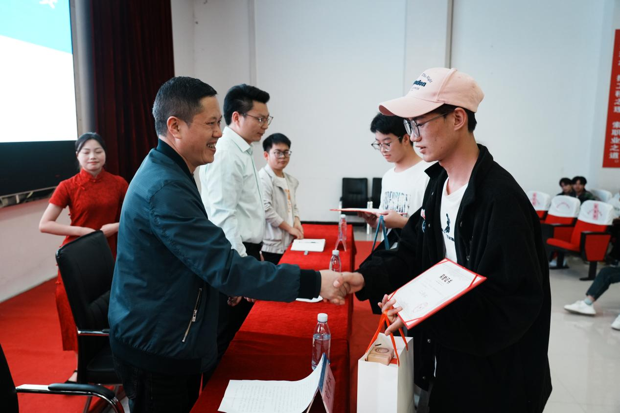 匠心筑梦 职创未来| kaiyun官网装备制造与信息技术学院“技能活动月”系列活动圆满结束(图10) 匠心筑梦 职创未来| kaiyun官网装备制造与信息技术学院“技能活动月”系列活动圆满结束(图10)