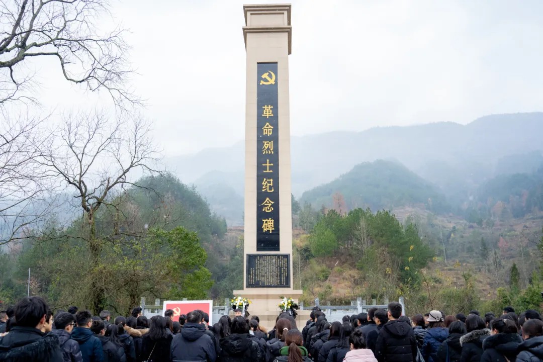 追寻革命足迹 传承红色精神丨kaiyun登录中国入口登录全体党员赴黔东特区革命委员会旧址开展党性教育活动(图6) 追寻革命足迹 传承红色精神丨kaiyun登录中国入口登录全体党员赴黔东特区革命委员会旧址开展党性教育活动(图6)