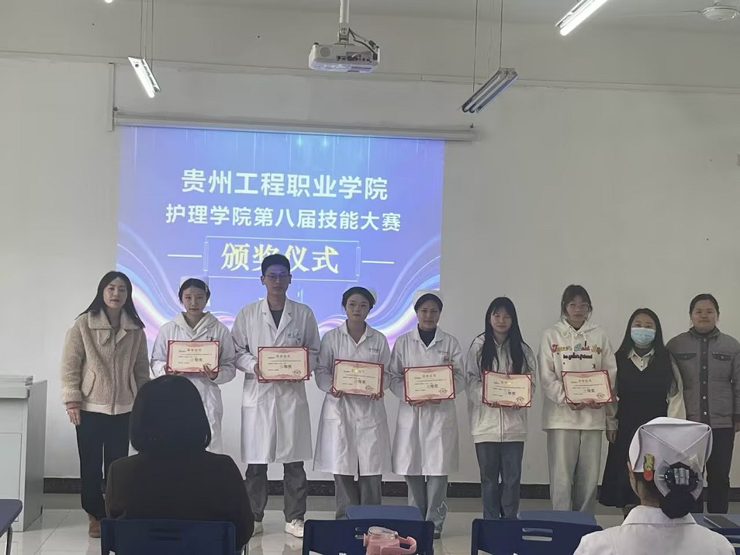 护理学院举行第八届技能大赛颁奖仪式(图3) 护理学院举行第八届技能大赛颁奖仪式(图3)