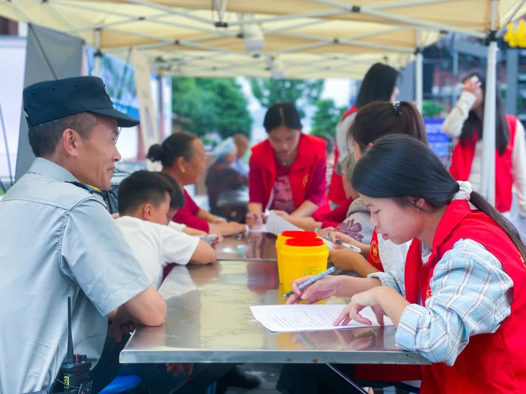 医教携手护健康 党群同心践初心丨kaiyun官网药学院开展公益健康服务行动(图2) 医教携手护健康 党群同心践初心丨kaiyun官网药学院开展公益健康服务行动(图2)
