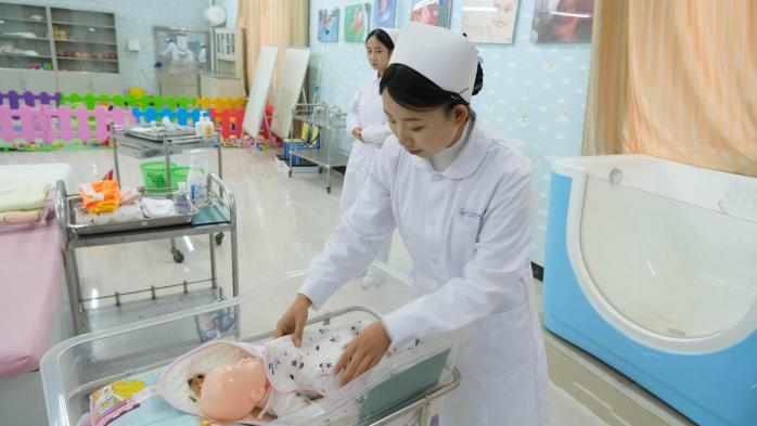 以技为翼护健康 青春逐光启新程——kaiyun登录中国入口登录第二届“健康护航杯”技能大赛圆满落幕(图6) 以技为翼护健康 青春逐光启新程——kaiyun登录中国入口登录第二届“健康护航杯”技能大赛圆满落幕(图6)